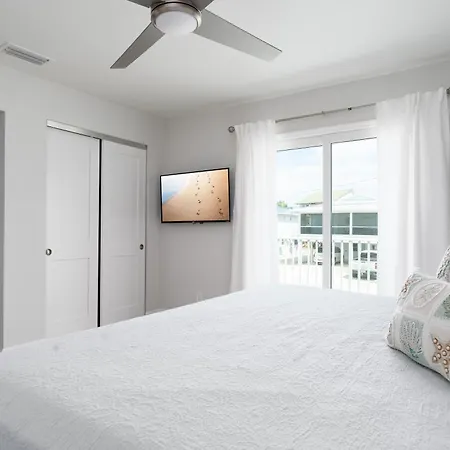 Villa Oasis: Sunrise Views, Pool, Pet-Friendly